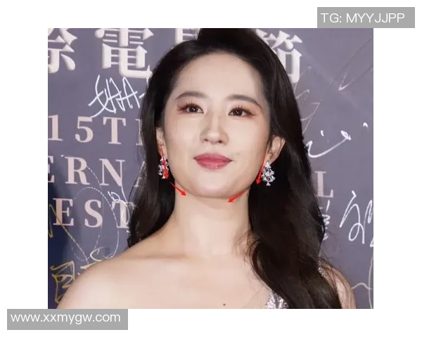 刘亦菲现身阿布扎F1赛车现场,穿一身名牌,妆容精美,颈纹很明显 刘亦菲现身阿布扎F1赛车现场,穿一身名牌,妆容精美,颈纹很明显